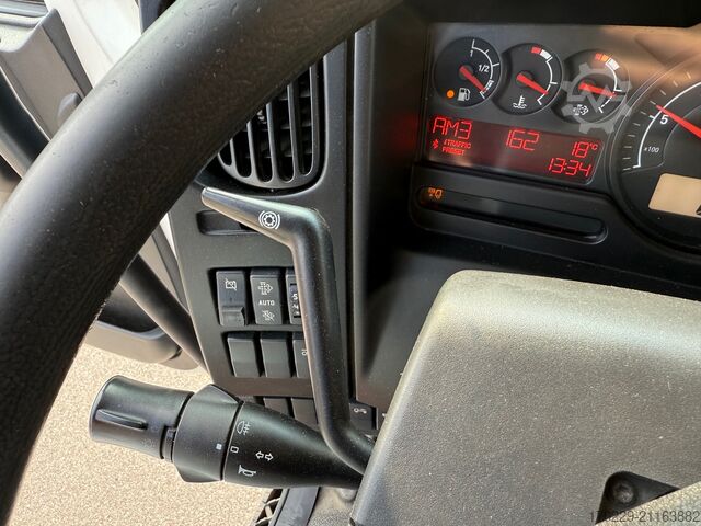 Camion plateau avec bâche Renault D 26