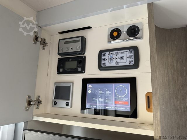 Integrált lakóautó BÜRSTNER Elegance I 910 G 700 W Solar, 7000km, Hubstützen