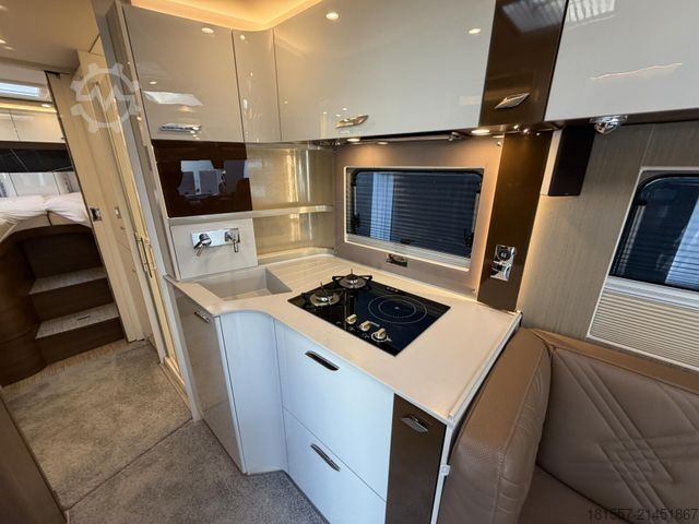 Integrált lakóautó BÜRSTNER Elegance I 910 G 700 W Solar, 7000km, Hubstützen