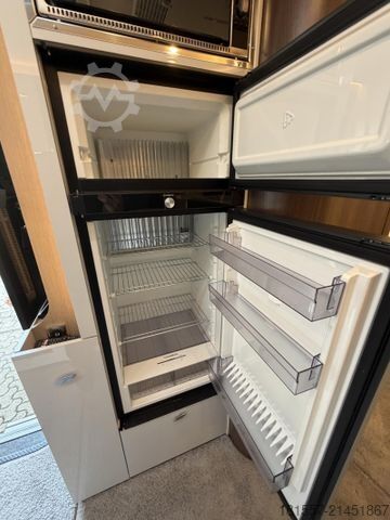 Integrált lakóautó BÜRSTNER Elegance I 910 G 700 W Solar, 7000km, Hubstützen