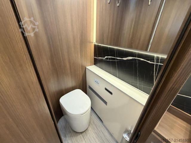 Integrált lakóautó BÜRSTNER Elegance I 910 G 700 W Solar, 7000km, Hubstützen