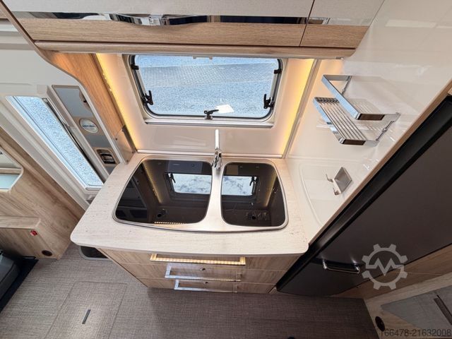 Integrated camper EURAMOBIL Integra Line I 655 EB *Einzelbetten-Hubbett*