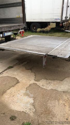 Semi-remorque frigorifique SCHMITZ CARGOBULL City Tiefkühler, 2. Achs drehbar, 3 to Ladebordw