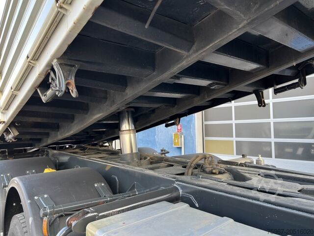 Háromutas billenős teherautó daruval Iveco Stralis 420