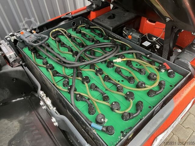 Electric 3-wheel forklift Linde E14-02