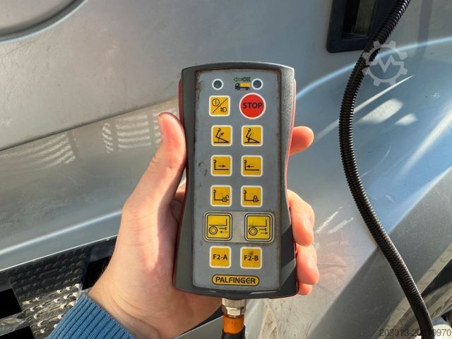 Macara montată pe camion MERCEDES-BENZ Arocs 3246 8x4 Abrollkipper Kran Palfinger 19001