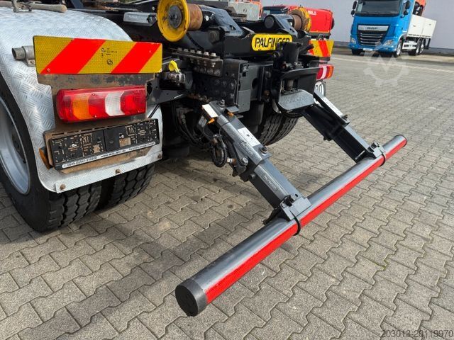 Macara montată pe camion MERCEDES-BENZ Arocs 3246 8x4 Abrollkipper Kran Palfinger 19001