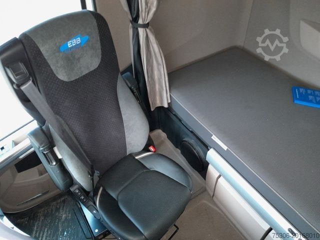 Standardowy ciągnik siodłowy DAF FT XG+ 530