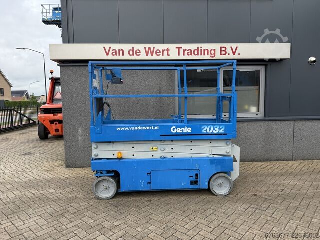 Genie GS-2032 saxlift, saxbord, 2005 timmar, 8 m arbets­höjd GENIE GS-2032 schaarlift schaar hoogwerker 2005uur 8mtr werkhoogte