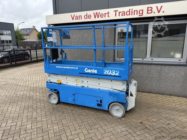 Genie GS-2032 saxlift, saxbord, 2005 timmar, 8 m arbets­höjd GENIE GS-2032 schaarlift schaar hoogwerker 2005uur 8mtr werkhoogte