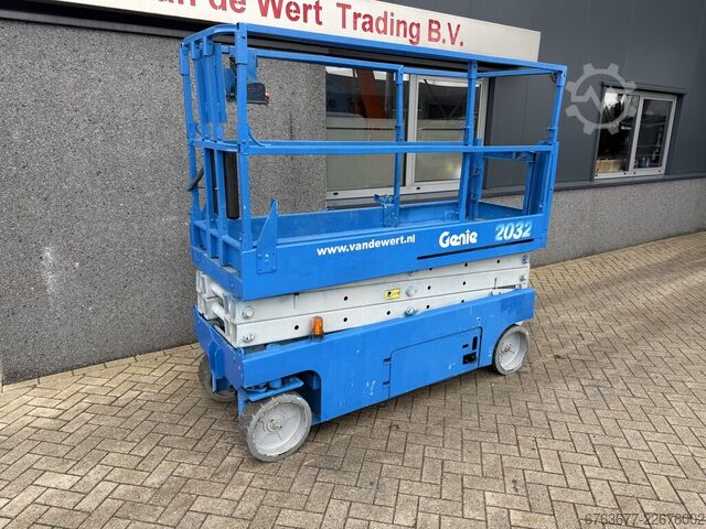 Genie GS-2032 saxlift, saxbord, 2005 timmar, 8 m arbets­höjd GENIE GS-2032 schaarlift schaar hoogwerker 2005uur 8mtr werkhoogte