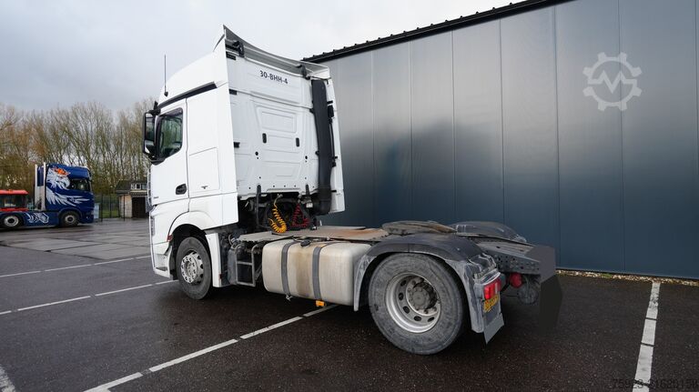 Standart-SZM Mercedes-Benz Actros 1942 tractor unit with broken engine