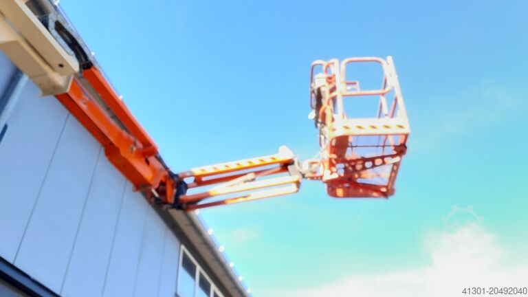 Self-propelled articulated boom lift JLG E300AJP