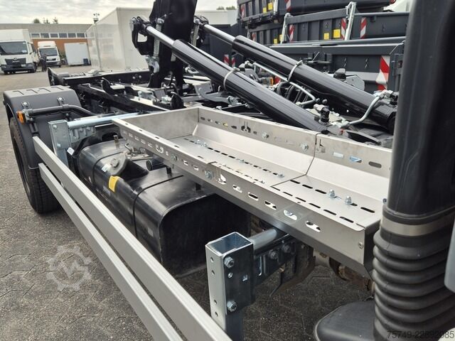 Haakarm vrachtwagen Fuso Canter FUSO 9C18 Duonic City Abrollkipper
