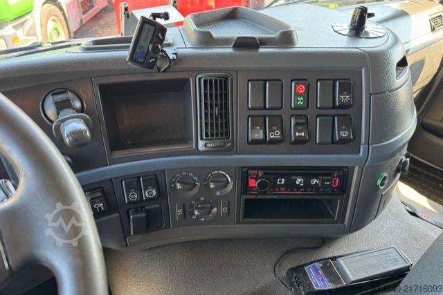 Macara montată pe camion VOLVO FM-400 8x2 HMF2820-6