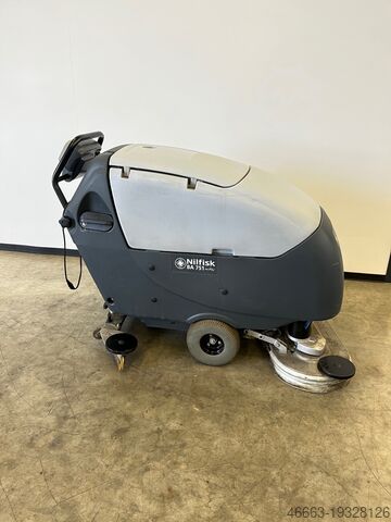 Scrubber-dryer machine Only 22 operating hours. Nilfisk BA751