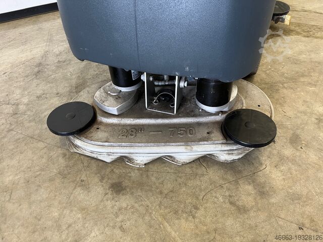 Scrubber-dryer machine Only 22 operating hours. Nilfisk BA751
