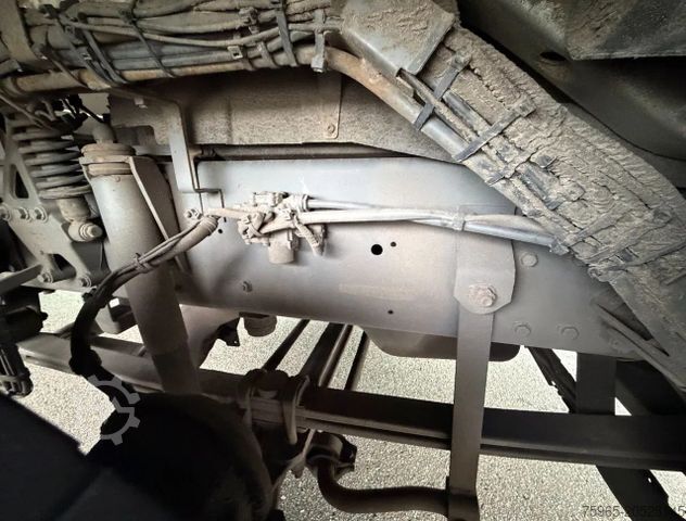 Vrachtwagen met bakwagen DAF CF 75.250 EURO 3 MANUAL GEARBOX VAN BEURDEN ISOL