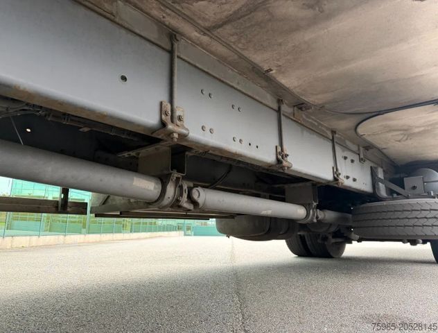 Vrachtwagen met bakwagen DAF CF 75.250 EURO 3 MANUAL GEARBOX VAN BEURDEN ISOL