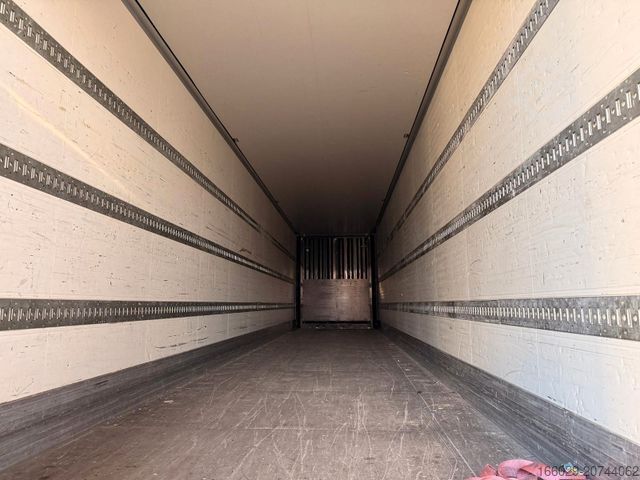 Kofferauflieger KRONE SZ - Mega Koffer mit Rampenhalterung