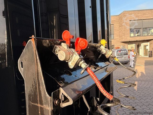 Box semitrailer KRONE SZ - Mega Koffer mit Rampenhalterung