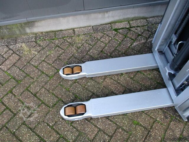 High lifting pallet truck STILL EXV SF20