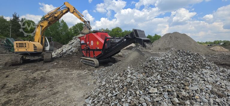 Mobile jaw crusher on tracks Red Rhino 7000 jaw crusher