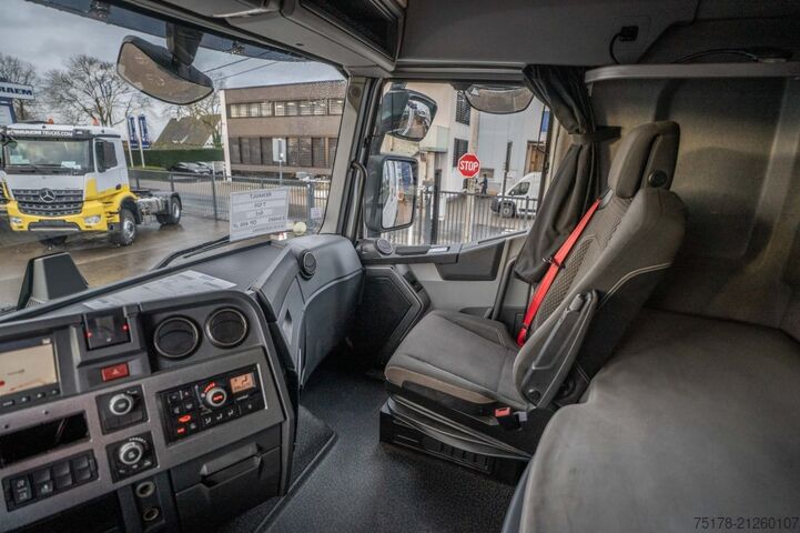 Standard tractor RENAULT T 520 // VOITH