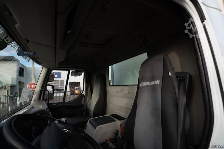 Box body RENAULT PREMIUM 340 DXI // HAYON