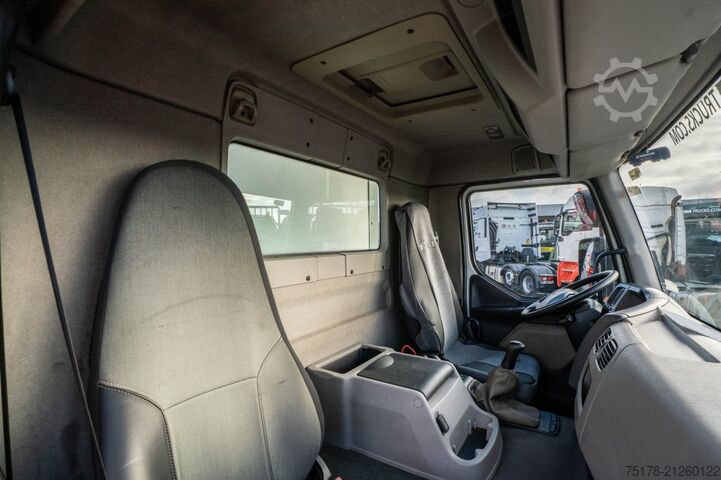 Box body RENAULT PREMIUM 340 DXI // HAYON