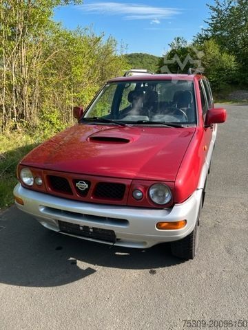 Pick-up NISSAN Terrano 2,7 Diesel - 7 Sitzer & AHK