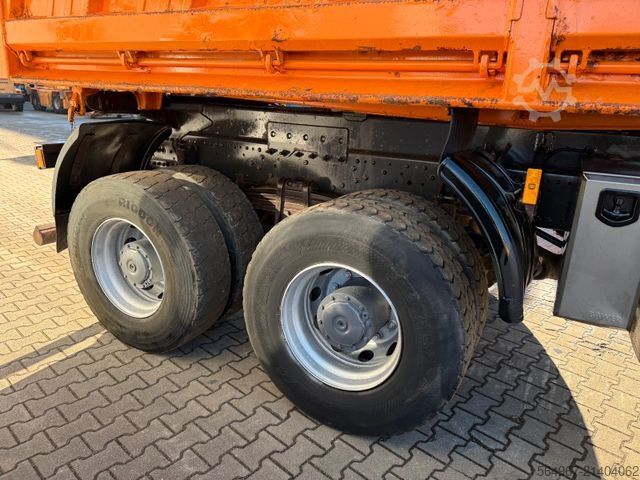 Trostrani kiperski kamion MERCEDES-BENZ 4143 Actros MP1 3-Seiten-Kipper Bordmatic 8x6