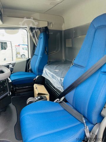 Zware vrachtwagen VOLVO FH 500 8x4 Kran F820 RA2.27 Jib & Winde Sofort