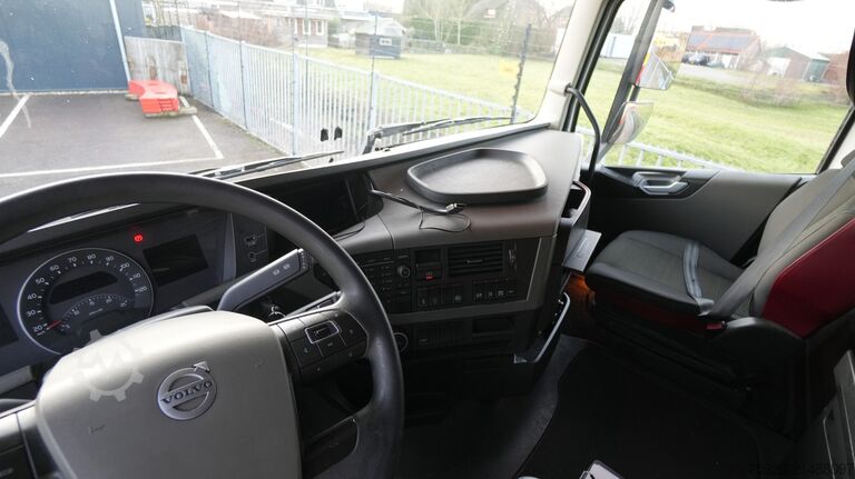 Standard-SZM Volvo FH 420 LNG Globetrotter tractor unit