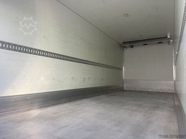Rashladni kamion MERCEDES-BENZ ANTOS 1836 L Kühlkoffer 7,40 m LBW 2 T*CARRIER