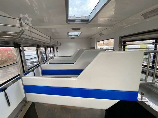 Cattle truck MAN 12 220 5 Pferde Wohnung