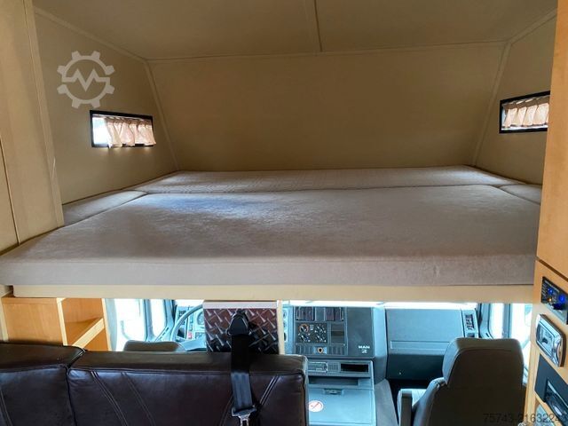 Cattle truck MAN 12 220 5 Pferde Wohnung