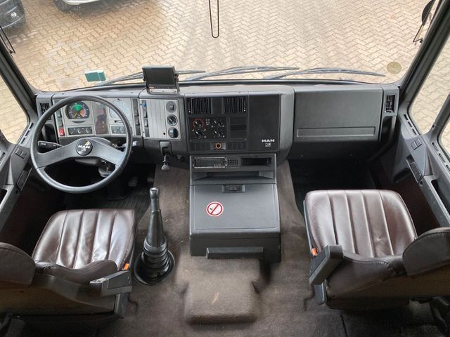 Cattle truck MAN 12 220 5 Pferde Wohnung