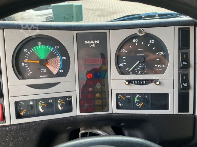 Cattle truck MAN 12 220 5 Pferde Wohnung