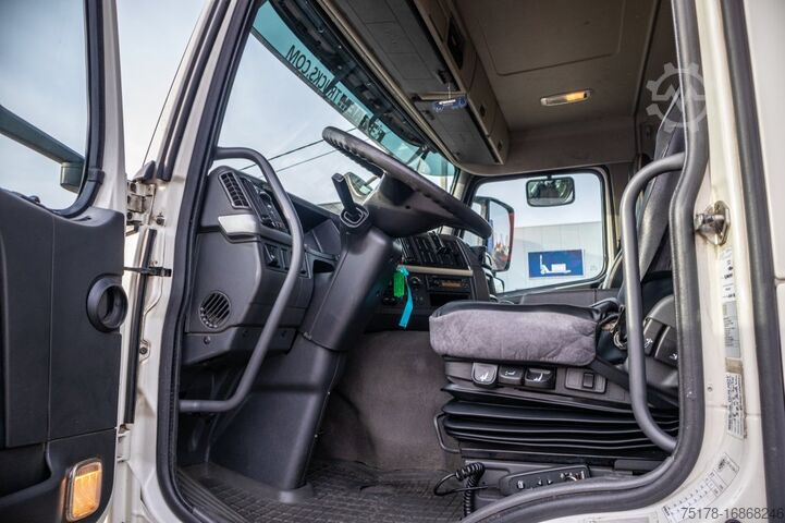 Dekzeil VOLVO FM330-6x2-10 pneus/tires-intarder