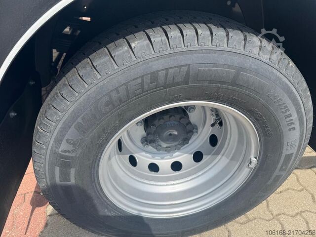 Furgon z żurawiem samochodowym Iveco Daily 70C18 Kran Hyva Pritsche 5 m