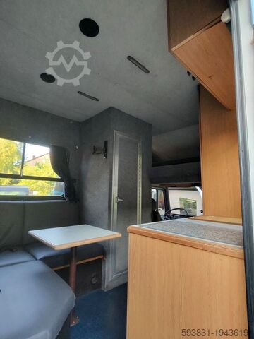 Hästtransportör, kapplöpningshästtransport, husbil, lastbil Mercedes Pferderenntransport Pferderenntransporter 1120