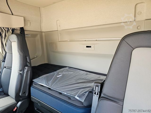 Standard tractor unit VOLVO Volvo 460 neues Modell, full Option, 2 Kreis Hyd