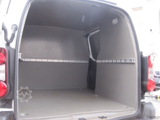 Aangepaste bestelwagen Peugeot Partner HDI Hygieneausbau 3-Sitzer M+S