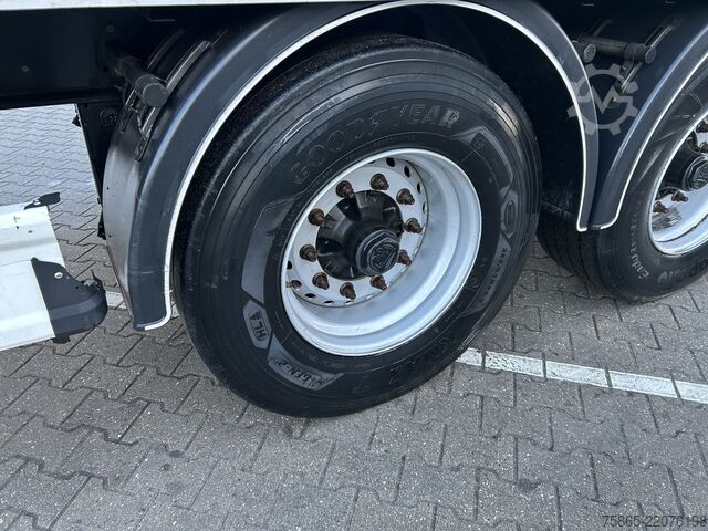Koffer Kässbohrer Maxima XJ2 / Box / Laadklep 2500 kg / Liftas