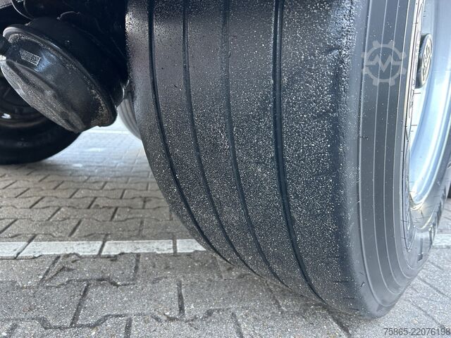 Koffer Kässbohrer Maxima XJ2 / Box / Laadklep 2500 kg / Liftas