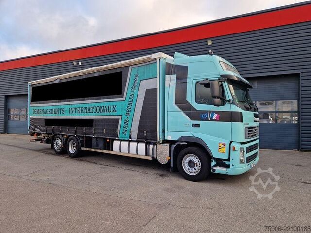 Vrachtwagens met open laadbak en zeil Volvo FH