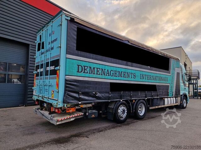 Vrachtwagens met open laadbak en zeil Volvo FH