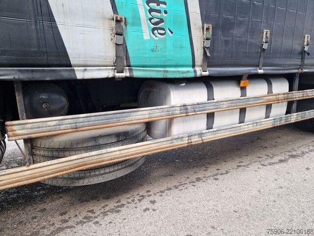 Vrachtwagens met open laadbak en zeil Volvo FH