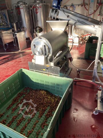 Linka na zpracování peckovin. Sraml destoner and puree processing line